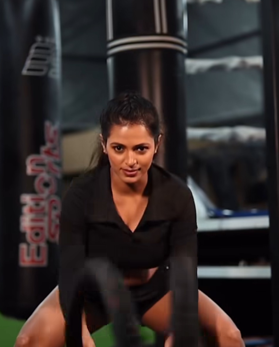 Fittera coach training a female member